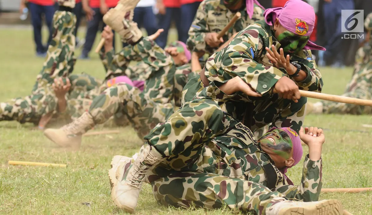 Atraksi pencak silat Korps Marinir memeriahkan perayaan HUT Bersama O Channel dengan Jalasenastri TNI AL di Stadion Bola Mini Pasmar 2, Cilandak, Jakarta, Minggu (20/8). Acara dihadiri ratusan parjurit TNI AL. (Liputan6.com/Helmi Fithriansyah)
