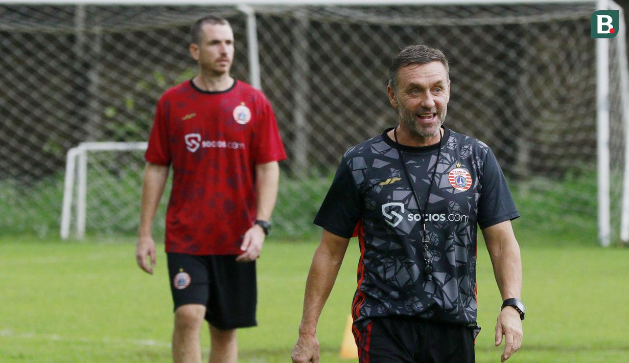 Pelatih Persija Jakarta, Thomas Doll, memimpin sesi latihan setelah masa jeda kompetisi di Nirwana Park, Sawangan, Jawa Barat, Rabu (4/1/2023). (Bola.com/M Iqbal Ichsan)