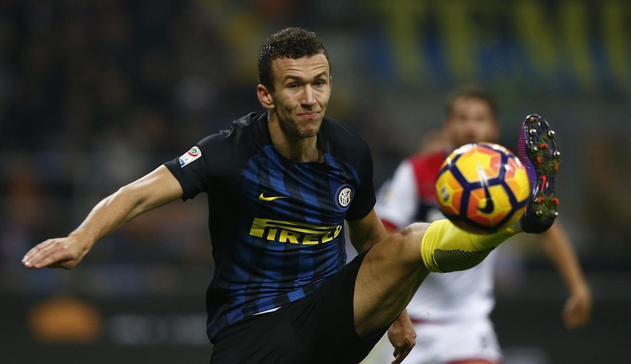 Aksi pemain Inter Milan, Ivan Perisic, saat melawan Crotone dalam laga pekan ke-12 Serie A 2016-2017, di Stadion Giuseppe Meazza, Minggu (6/11/2016). (AFP/Marco Bertorello)