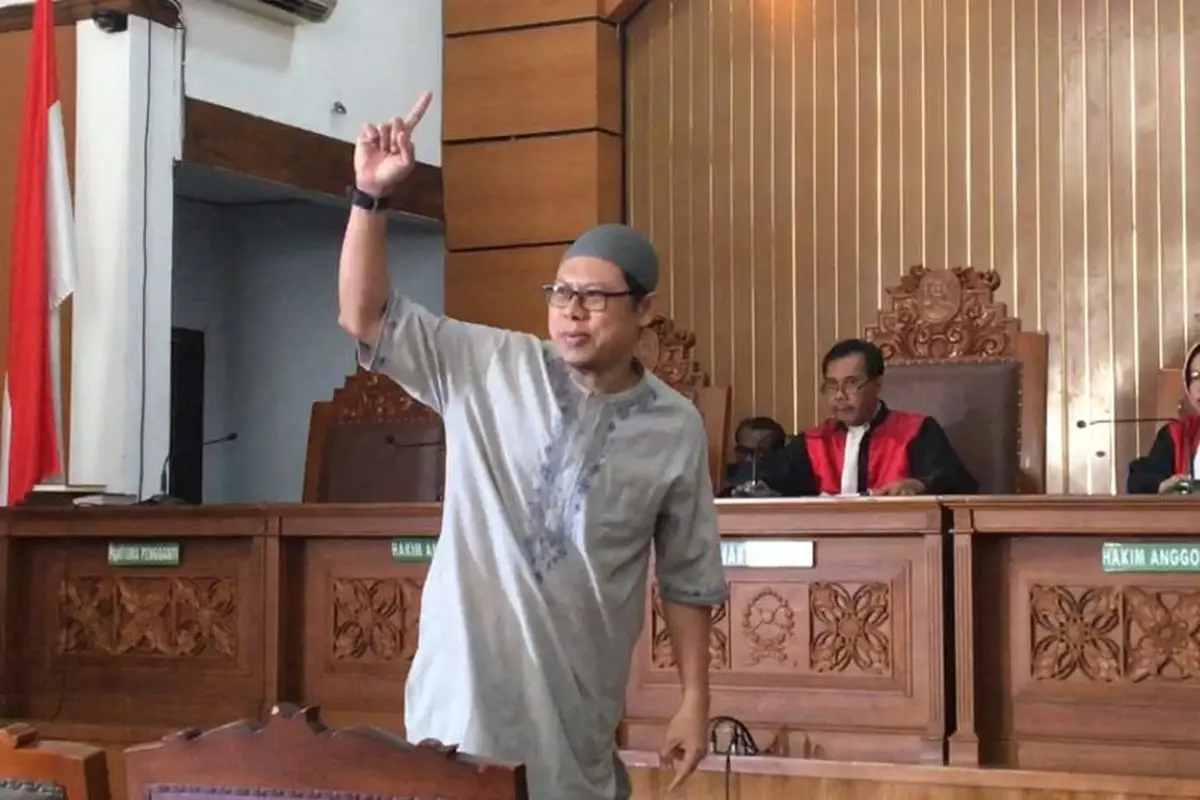 Pimpinan JAD Zainal Anshari usai mendengar putusan hakim. (Merdeka.com/Nur Habibie)