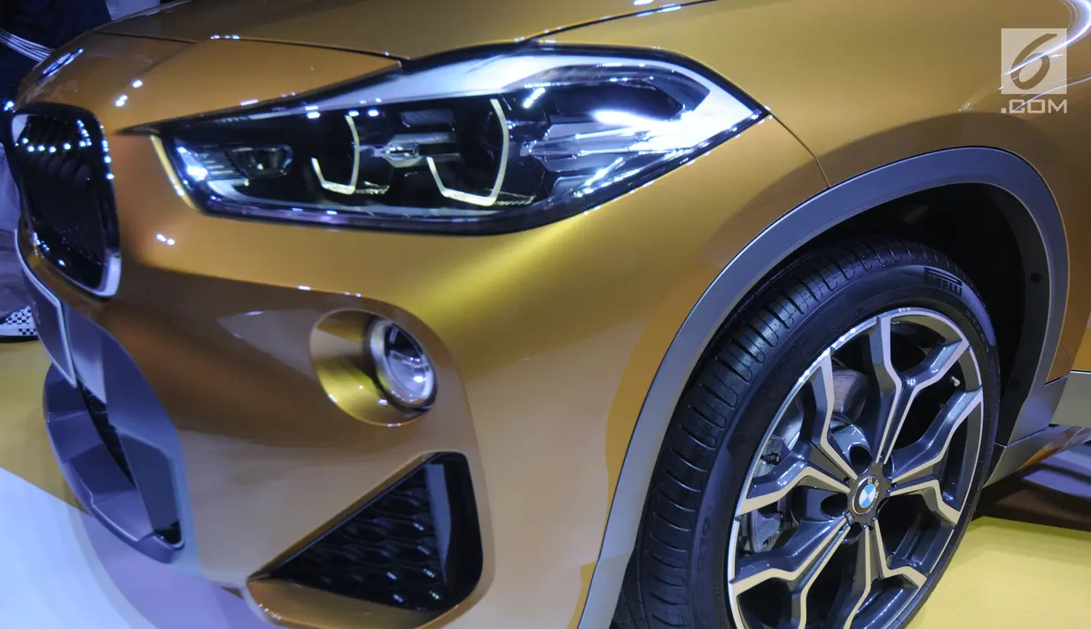 Lampu depan BMW X2 First-ever seri terbaru saat peluncuran di Jakarta, Rabu (31/10). First-ever BMW X2 adalah Sports Activity Coupe yang bisa melaju berbagai medan yang di bandrol dengan harga RP 839 juta. (Merdeka.com/Dwi Narwoko)