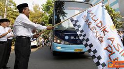 Citizen6, Jakarta: Direktur Utama PLN, Nur Pamudji melepas keberangkatan Mudik Asik Bareng PLN 2012 di Halaman Kantor PLN Pusat Jakarta pada, Jumat (17/8). (Pengirim: Agus Trimukti)