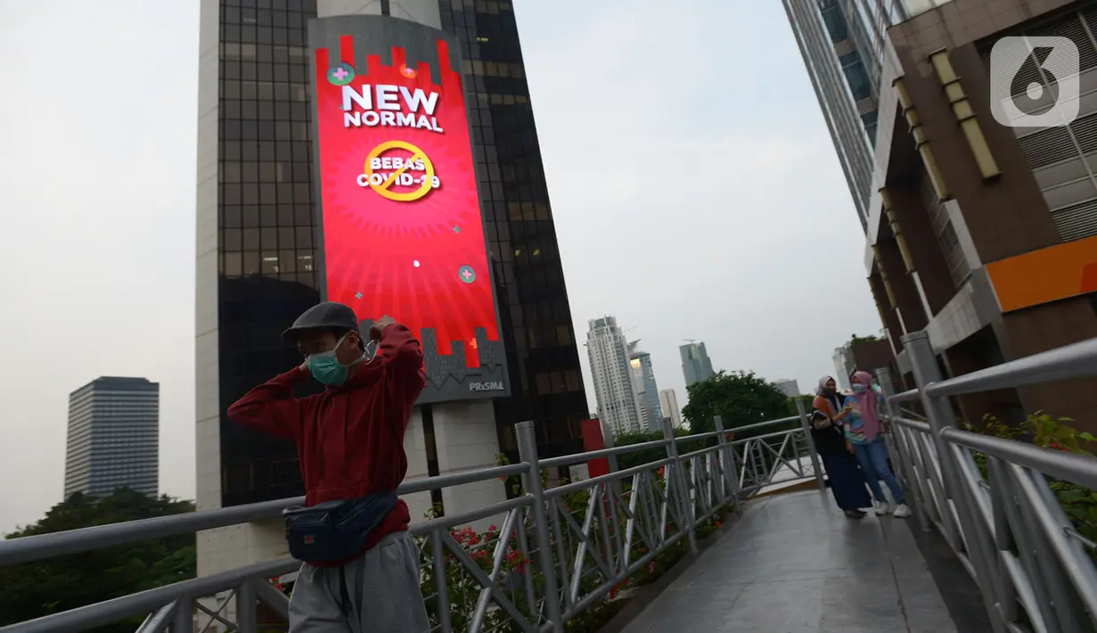 Warga melakukan aktivitas di kawasan jalan Jenderal Sudirman, Jakarta,Sabtu (18/7/2020). Pemerintah Provinsi DKI Jakarta memperpanjang PSBB fase transisi selama 14 hari hingga 30 Juli, seiring kasus baru COVID-19 masih tinggi di ibu kota. (merdeka.com/Imam Buhori)