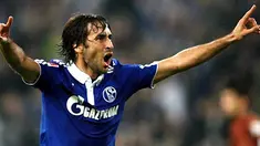 Raul bersorak usai mencetak gol ketika Schalke 04 mengalahkan St Pauli pada lanjutan Bundesliga di Veltins Arena, 5 November 2010. AFP PHOTO/PATRIK STOLLARZ