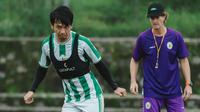 PSS Sleman sudah kembali berlatih pasca-libur lebaran di Lapangan Pakembinangun, Kamis (3/4/2025). Pelatih Pieter Huistra tampak mengamati Wahyudi Hamasi yang sudah ikut berlatih. (dok. PSS Sleman)