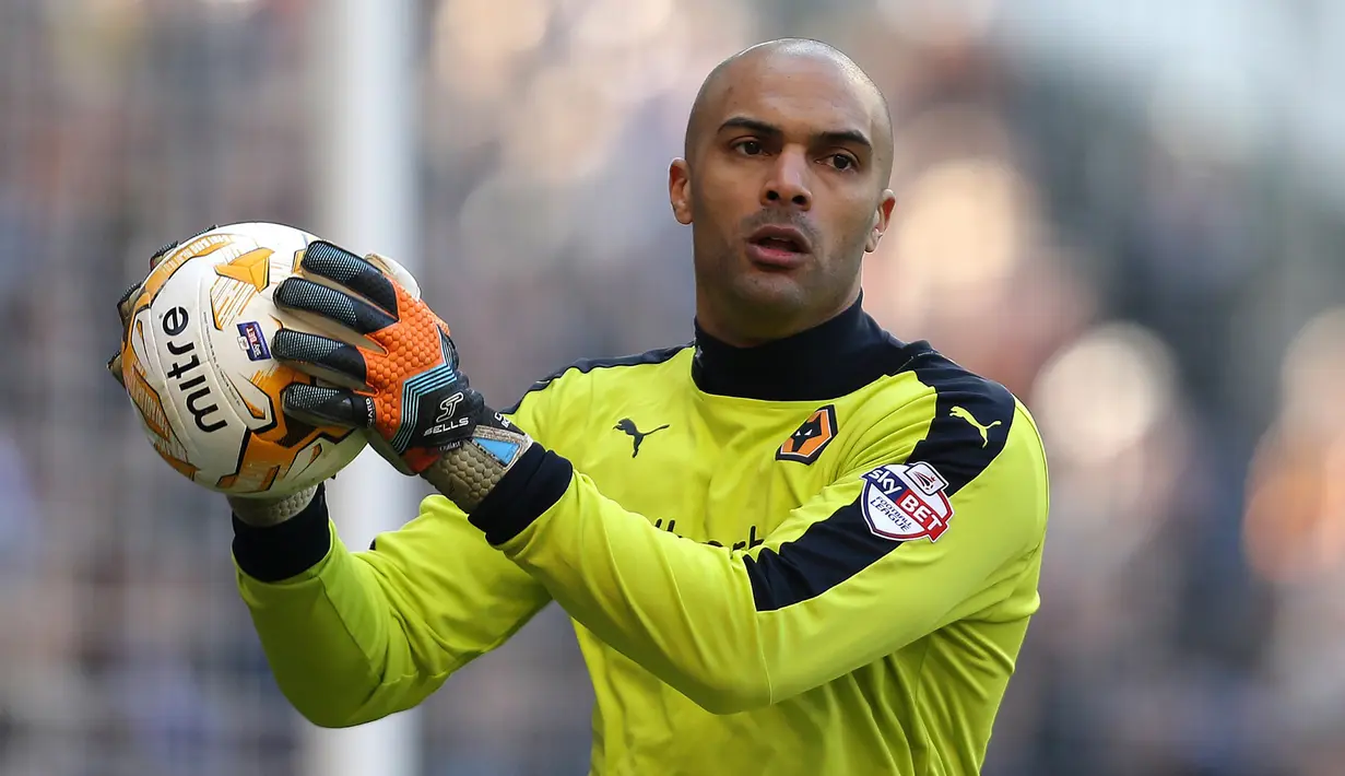 Carl Ikeme. Memperkuat Wolverhampton mulai 2012/2013, pada 2018 ia harus gantung sepatu akibat terserang kanker sejak 2017. Klub memberinya apresiasi setelah ia secara luar biasa dinyatakan sembuh. Mulai musim 2018/2019 klub memensiunkan jersey bernomor 1 yang dikenakannya. (Foto: wolvees.co.uk)
