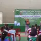 Pengurus ASBWI dalam kegiatan workshop career coaching clinic kepada ratusan atlet sepak bola perempuan di Cirebon. (Ist)