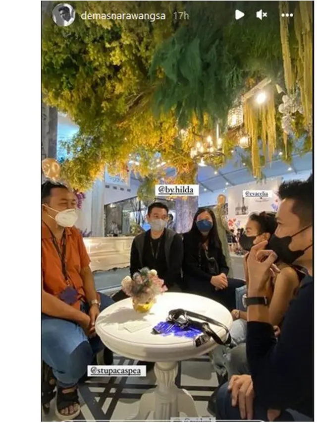 6 Potret Keseruan Eva Celia dan Demas Narawangsa Kunjungi Pameran Pernikahan