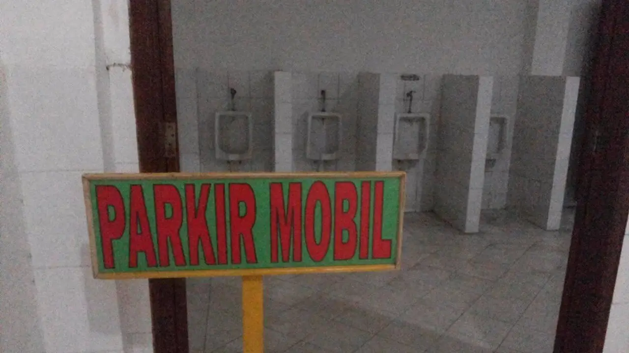 6 Pengumuman Super Nyeleneh di Toilet, Kocak tapi Bikin Bingung