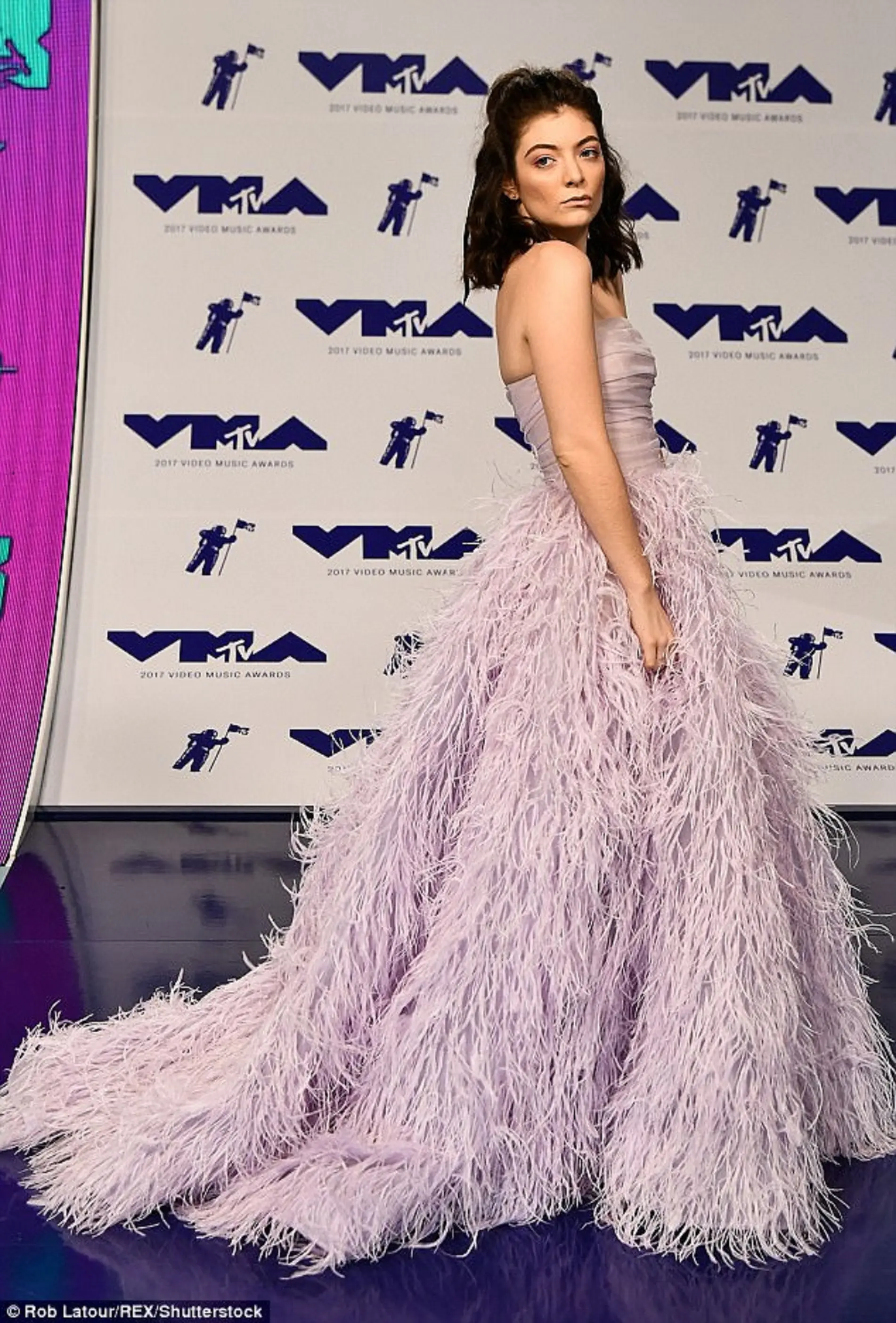 Lorde dengan gaun indahnya yang membuatnya seperti seorang puteri di MTV Video Music Awards 2017 (Dailymail)