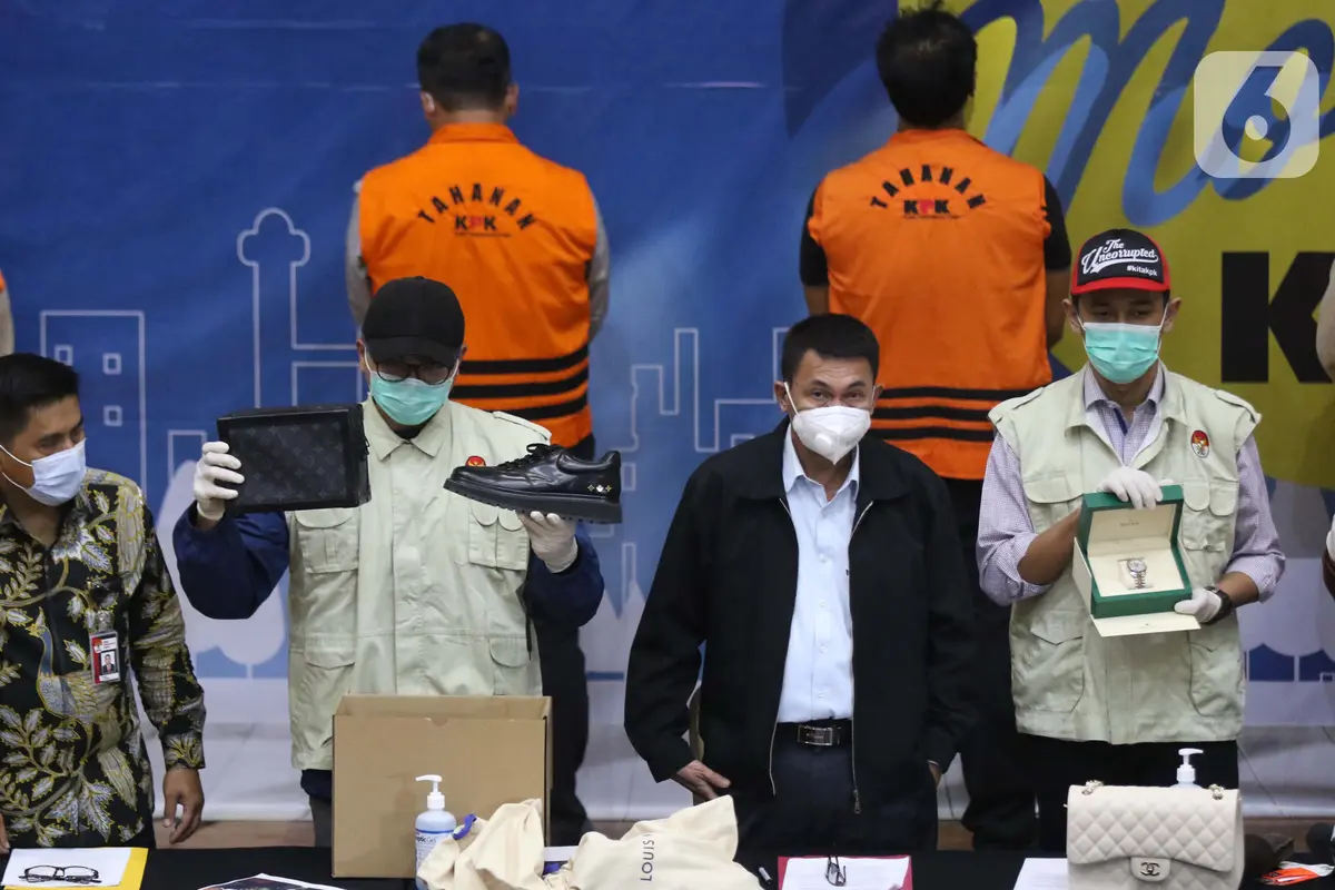 FOTO: KPK Tunjukkan Barang Bukti Penahanan Menteri Kelautan dan Perikanan Edhy Prabowo