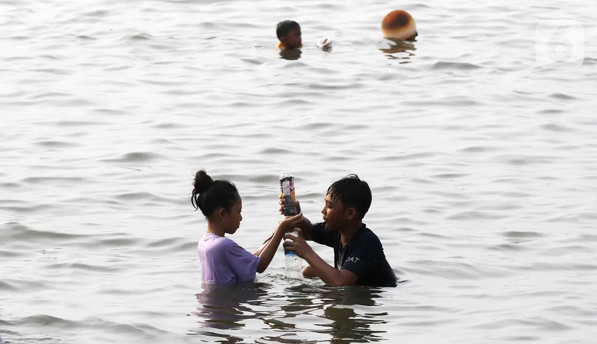 Dari empat pantai yang terdapat di kawasan Ancol, Beach Pool dan Pantai Lagoon menjadi pantai yang paling dipadati pengunjung. (Liputan6.com/Herman Zakharia)