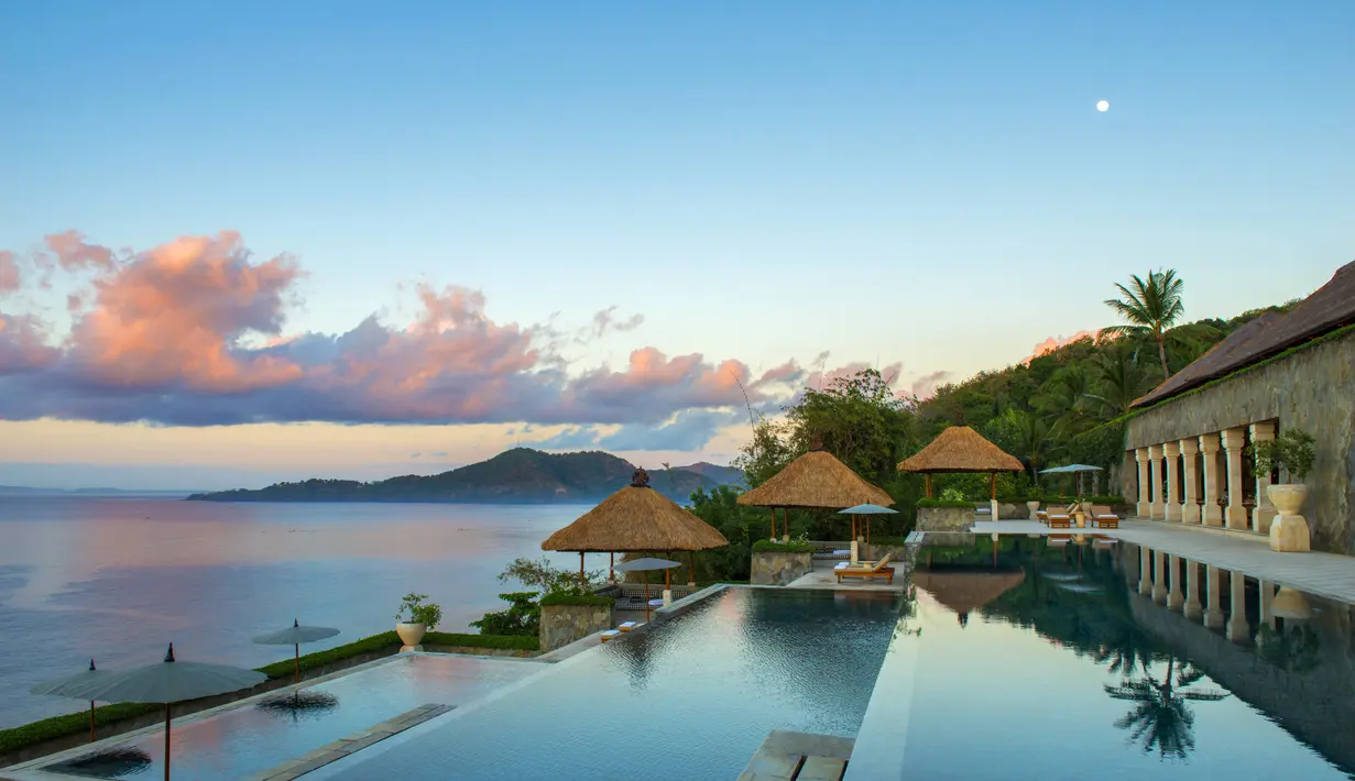 Memiliki kolam renang utama bertingkat tiga yang berjatuhan menuruni lereng bukit, seperti sawah mengalir. Menikmati teh di sore hari dengan panganan Bali jadi cara ideal untuk melepas lelah.