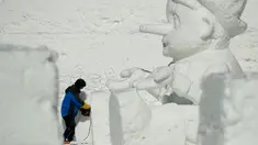 Seorang seniman mengukir patung es raksasa di Snow Land, PyeongChang, Korea Selatan, Minggu (4/2). Hal ini dilakukan untuk menyambut Olimpiade Musim Dingin PyeongChang 2018. (AP Photo/Charlie Riedel)