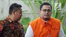 Pengacara Arif Fitrawan (kanan) tiba untuk pemeriksaan di gedung KPK, Jakarta, Rabu (12/12). Arif Fitrawan menjalani pemeriksaan perdana setelah ditetapkan sebagai tersangka dugaan suap penanganan perkara di PN Jakarta Selatan. (Merdeka.com/Dwi Narwoko)