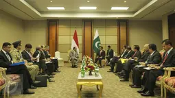 Suasana Pertemuan antara Indonesia dengan Pakistan di sela KTT Luar Biasa OKI di Jakarta, Senin (7/2/2016). Pertemuan membahas peranan negara Islam dalam proses perdamaian Palestina-Israel. (Liputan6.com/Faizal Fanani)