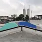 Pembangunan skate park di kawasan Kalijodo, Tambora, Jakarta Barat telah mencapai sekitar 90 persen, Selasa (6/12). Pembangunan skate park ini dianggap dan diharapkan sebagai tempat bermain skateboard dengan kualitas terbaik. (Liputan6.com/Yoppy Renato)