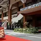 Para pedagang batik di Pasar Klewer Solo ikut memeriahkan Hari Batik dengan melakukan peragaan busana di catwalk dadakan di jalan depan pasar,Senin (2/10).(Liputan6.com/Fajar Abrori)