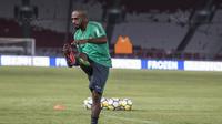 Striker Timnas Indonesia, Boaz Solossa, melakukan pemanasan saat latihan di SUGBK, Jakarta, Sabtu (13/1/2018). Timnas Indonesia menggelar latihan terakhir sebelum laga persahabatan melawan Islandia. (Bola.com/Vitalis Yogi Trisna)
