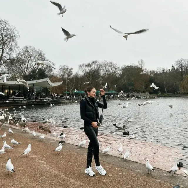 8 Potret Cantik Enzy Storia Liburan Keliling Eropa Bareng Bestie, Gayanya Selalu On Point!