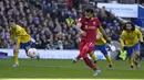 Mohamed Salah kemudian menggandakan keunggulan sekaligus menegaskan kemenangan Liverpool dengan gol penaltinya di menit 61. (AP/Kirsty Wigglesworth)
