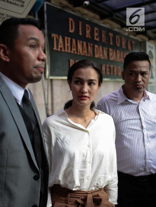 Atiqah Hasiholan didampingi Insank Nasruddin, pengacara Ratna Sarumpaet usai datangi Polda Metro Jaya, Selasa (6/11). Kedatangaan Atiqah untuk menjenguk ibunya, Ratna Sarumpaet yang dikabarkan kondisi kesehatannya yang menurun. Liputan6.com/Faizal Fanani)