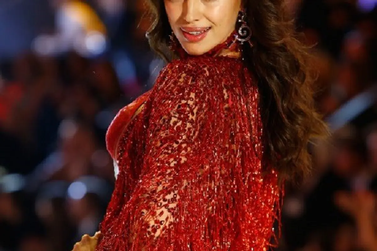Irina Shayk pamer perut buncit di Victoria Secret Fashion Show 2016. (AFP/Bintang.com)