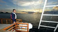 Jokowi menikmati sunset di Labuan Bajo dari kapal pinisi, Minggu (19/1/2020). (Dok Biro Pers Setpres)