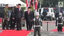 Presiden Joko Widodo bersama Wakil Presiden Ma'ruf Amin tiba menghadiri upacara peringatan Hari Pahlawan Nasional di Taman Makam Pahlawan (TMP) Utama Kalibata, Jakarta Selatan, Minggu (10/11/2019).  (Liputan6.com/Herman Zakharia)