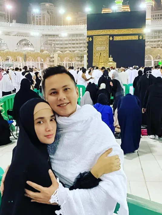 Saat menjalani ibadah umrah dengan sang suami, aktris sekaligus presenter ini tampil dengan hijab syari dan gamis berwarna senada. Penampilannya yang berbeda dari biasanya pun menuai pujian dari sahabat dan para penggemarnya.(Liputan6.com/IG/@ussypratama)