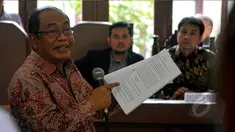 Mantan Panitera Mahkamah Konstitusi, Zainal Arifin Husein menjadi saksi ahli dalam sidang kasus sengketa Partai Golkar di Pengadilan Negeri Tata Usaha Negara (PTUN) Jakarta Timur, Senin (4/5/2015). (Liputan6.com/Yoppy Renato) 