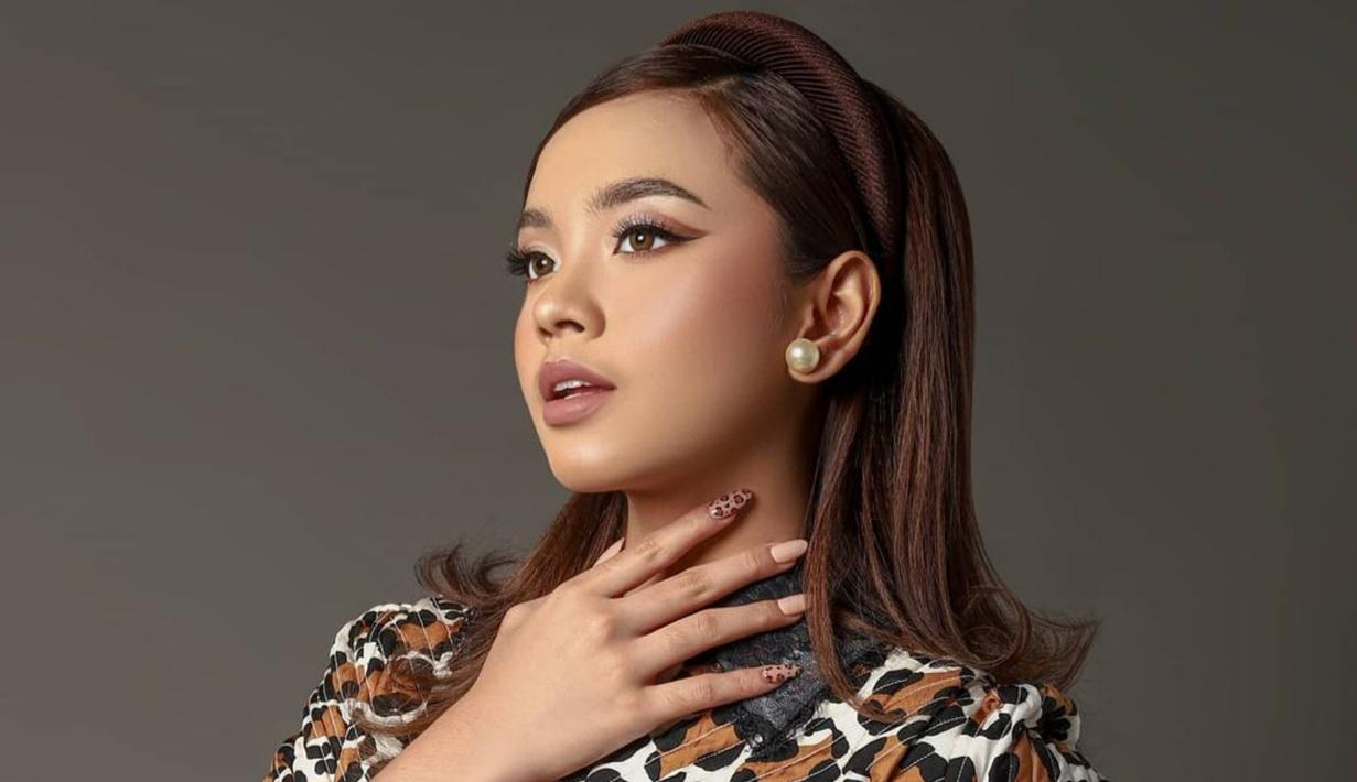 Dengan makeup yang flawless serta aksesoris bando, penampilan dari Lyodra Ginting ini pun menuai banyak pujian. Ada pula yang menyebut bahwa Lyodra jadi mirip Audrey Hepburn. (Liputan6.com/IG/rico.aprecelino)