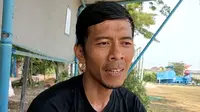 Khoirul Mashuda, mantan pesepak bola yang memiliki pengalaman memperkuat tim-tim dari ujung barat hingga timur Indonesia. Kini ia fokus membina pemain usia muda. (Tangkapan layar Youtube Pinggir Lapangan)
