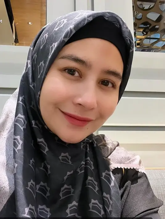 Aktris dan pebisnis Prilly Latuconsina membagikan momennya kala menjalani ibadah umrah. Penampilannya dalam balutan hijab sukses banjir pujian.