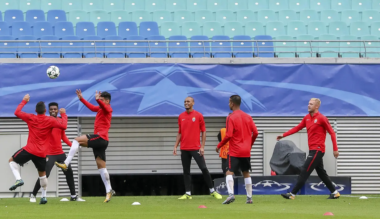 Para pemain AS Monaco saat melakukan sesi latihan jelang laga Liga Champions di Red Bull Arena, Leipzig, Selasa (12/9/2017). AS Monaco akan berhadapan dengan  RB Liepzig. (AP/Jan Woitas)