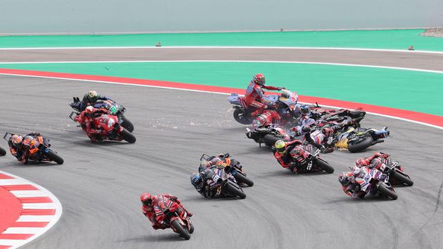 Foto: Detik-Detik Kecelakaan yang Melibatkan 5 Pembalap di MotoGP Catalunya
