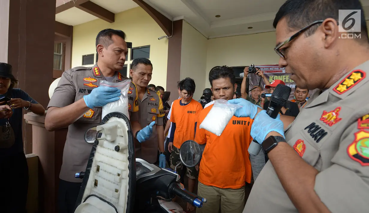 Kabid Humas Polda Metro Jaya Kombes Pol Argo Yuwono menunjukkan barang bukti sabu saat rilis di Polres Jakarta Timur, Jumat (21/6/2019). Polisi berhasil mengamankan Satrio Wira Adi dan istrinya Susanti, dan Dodi Saputra di daerah Tambun, Bekasi. (merdeka.com/Imam Buhori)
