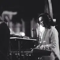 Dikenal sebagai session player, berikut 5 musisi keren yang kerap dampingi solois top.