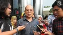 Wakil Bupati Bengkulu Selatan, Gusnan Mulyadi menjawab pertanyaan wartawan usai diperiksa oleh penyidik di gedung KPK, Jakarta, Rabu (30/5). Gusnan diperiksa sebagai saksi untuk tersangka Bupati Bengkulu Selatan Dirwan Mahmud. (Merdeka.com/Dwi Narwoko)