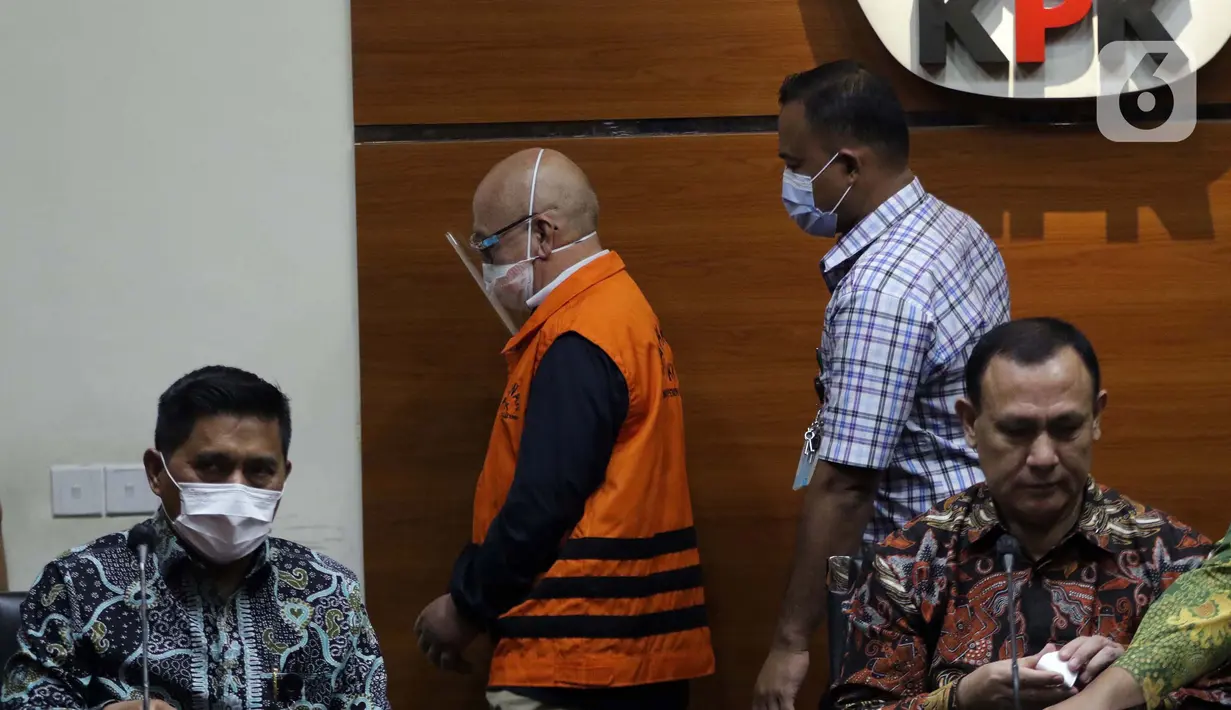 Pemilik PT AMS, Kiagus Emil Fahmy Cornain (kedua kiri) usai rilis penetapan dan penahanan tersangka di Gedung KPK, Jakarta, Kamis (20/5/2021). Kiagus Emil ditahan terkait dugaan korupsi pembayaran kegiatan fiktif agen PT Asuransi Jasa Indonesia tahun 2010-2014 (Liputan6.com/Helmi Fithriansyah)