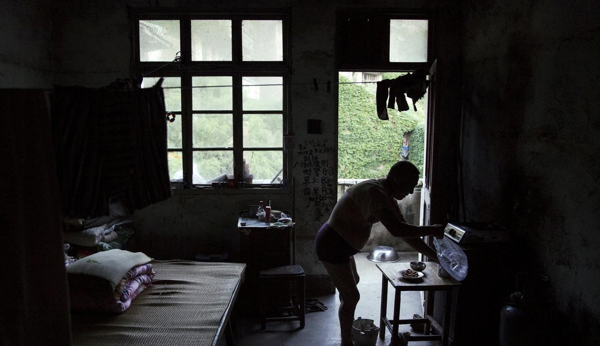 Sun Ayue (59), salah seorang nelayan yang masih bertahan tinggal di Houtouwan, pulau Shengshan, China, 26 Juli 2015. Desa ini dulunya dihuni lebih dari 2.000 nelayan. (REUTERS/Damir Sagolj)