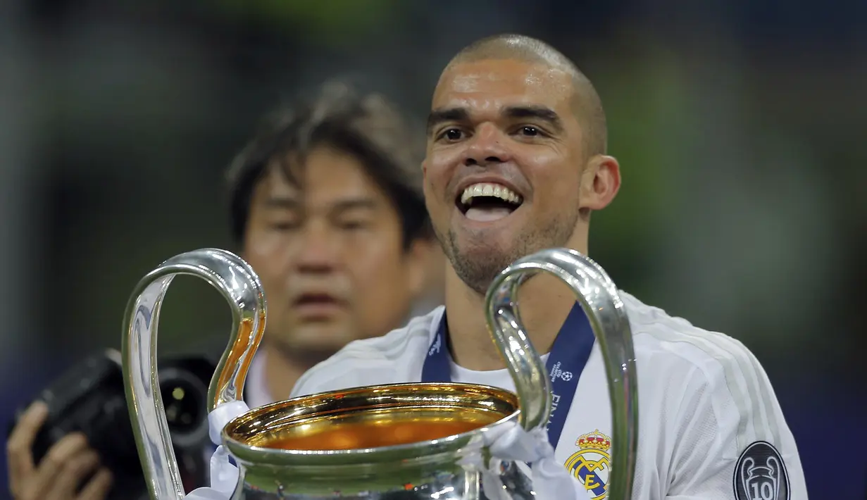 Bek Real Madrid, Pepe saat ini ramai dikaitkan dengan klub Prancis, Paris Saint Germain, bersama Real Madrid Pepe telah melakoni lebih dari 300 penampilan dalam kurunn waktu 10 tahun.  (AP/Manu Fernandez/File)