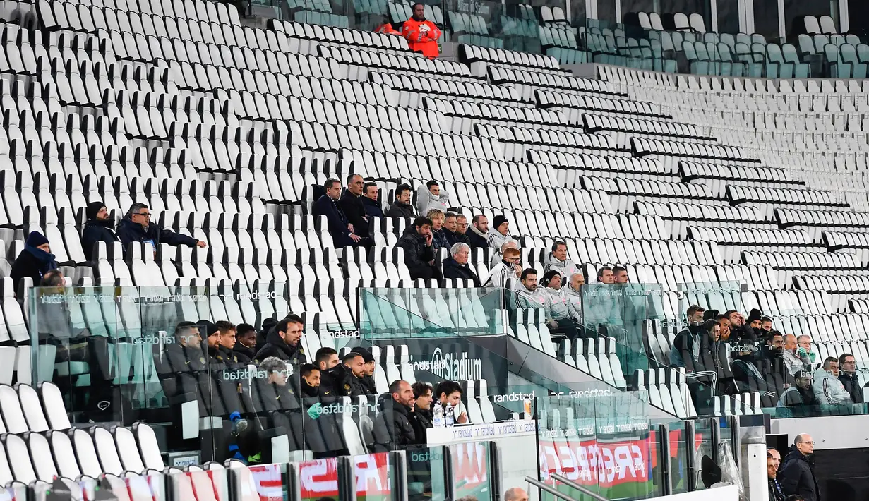 Sejumlah orang menyaksikan pertandingan Serie A antara Inter Milan dan Juventus di Allianz Stadium, Turin, Italia, Minggu (8/3/2020). Pertandingan yang dimenangkan Juventus 2-0 itu digelar tanpa penonton akibat kekhawatiran akan penyebaran virus corona (COVID-19). (Marco Alpozzi/LaPresse via AP)
