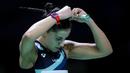Pebulu tangkis tunggal putri Spanyol, Carolina Marin memegang penjepit rambutnya saat semifinal Indonesia Open 2024 melawan wakil China, Chen Yu Fei di Istora Senayan, Jakarta, Sabtu (08/06/2024). (Bola.com/Bagaskara Lazuardi)