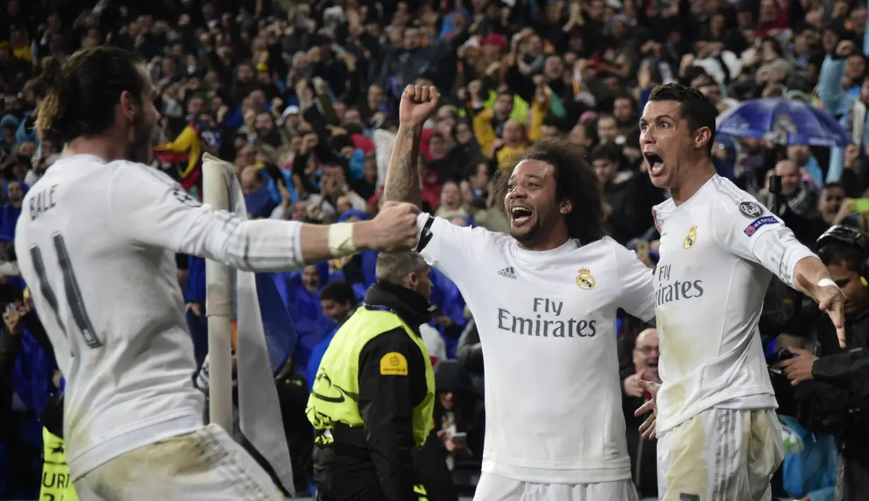 Cristiano Ronaldo disambut rekan-rekannya setelah mencetak gol ke gawang Wolfsburg pada leg kedua perempat final Liga Champions di Stadion Santiago Bernabeu, Madrid, Rabu (13/4/2016) dini hari WIB. (AFP/Javier Soriano)