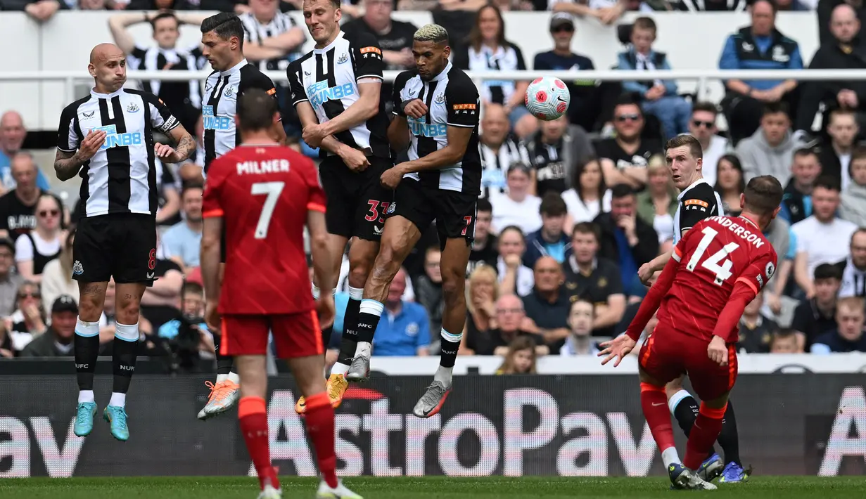 <p>Sang kapten, Jordan Henderson juga tak mau kalah. Ia mendapatkan bagian untuk menembak ke gawang Dubravka lewat tendangan bebas usai Sadio Mane dilanggar oleh Bruno Guimarães. Sayangya, bola hasil sepakannya masih melebar. (AFP/Paul Ellis)</p>