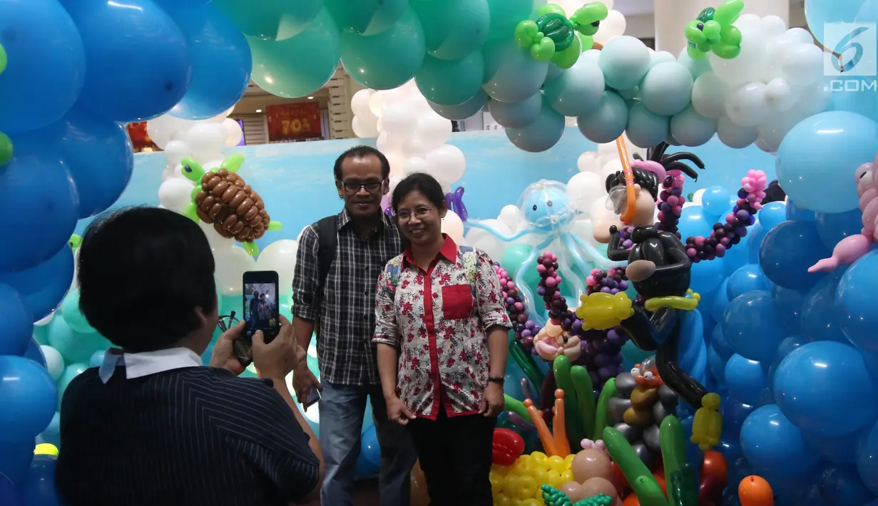 Pengunjung berswafoto saat mengunjungi Indonesia Balloon Art Festival (IBAF) 2018 di Mal Ciputra Jakarta, Jumat (29/6). Bertema 'Wonderful Indonesia', festival ini menghadirkan dekorasi balon dari empat daerah di Indonesia. (Liputan6.com/Arya Manggala)