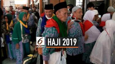 Sebanyak 406 jemaah haji dan enam petugas haji, pada Rabu (21/8/2019) tiba dan memasuki area asrama haji. Ratusan jemaah haji tersebut berasal dari kloter 12  Kabupaten Bekasi, Jawa Barat.