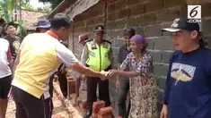 Seorang polisi di Tangerang rela menyisihkan gajinya untuk membantu seorang nenek membangun rumah.