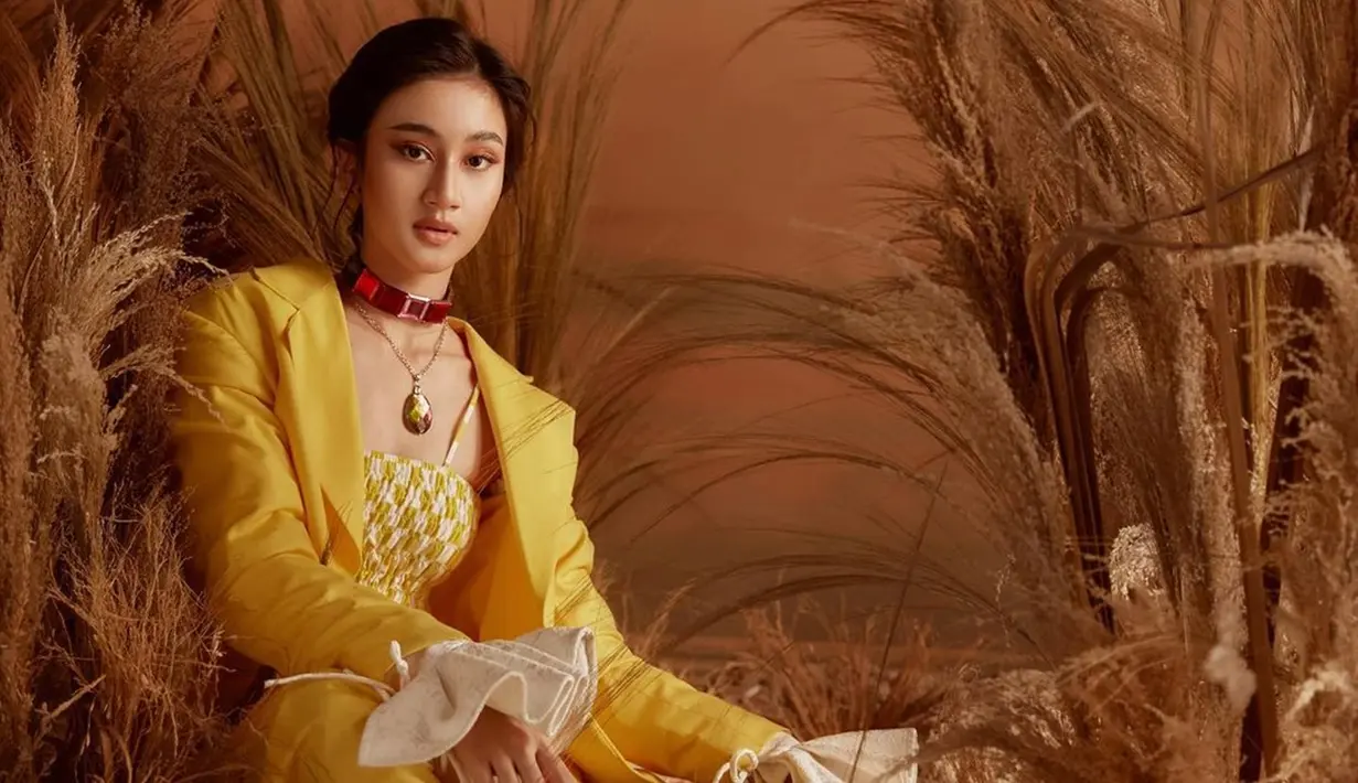 Keisya Levronka sudah sangat paham dengan dunia pemotretan untuk model. Tatapan serta pose foto sudah sangat mahir dilakukan oleh penyanyi jebolan Indonesian Idol. Saat memakai pakaian kuning, Keisya Levronka ini terliaht sangat cantik menawan. (Liputan6.com/IG/@keisyalevronka)